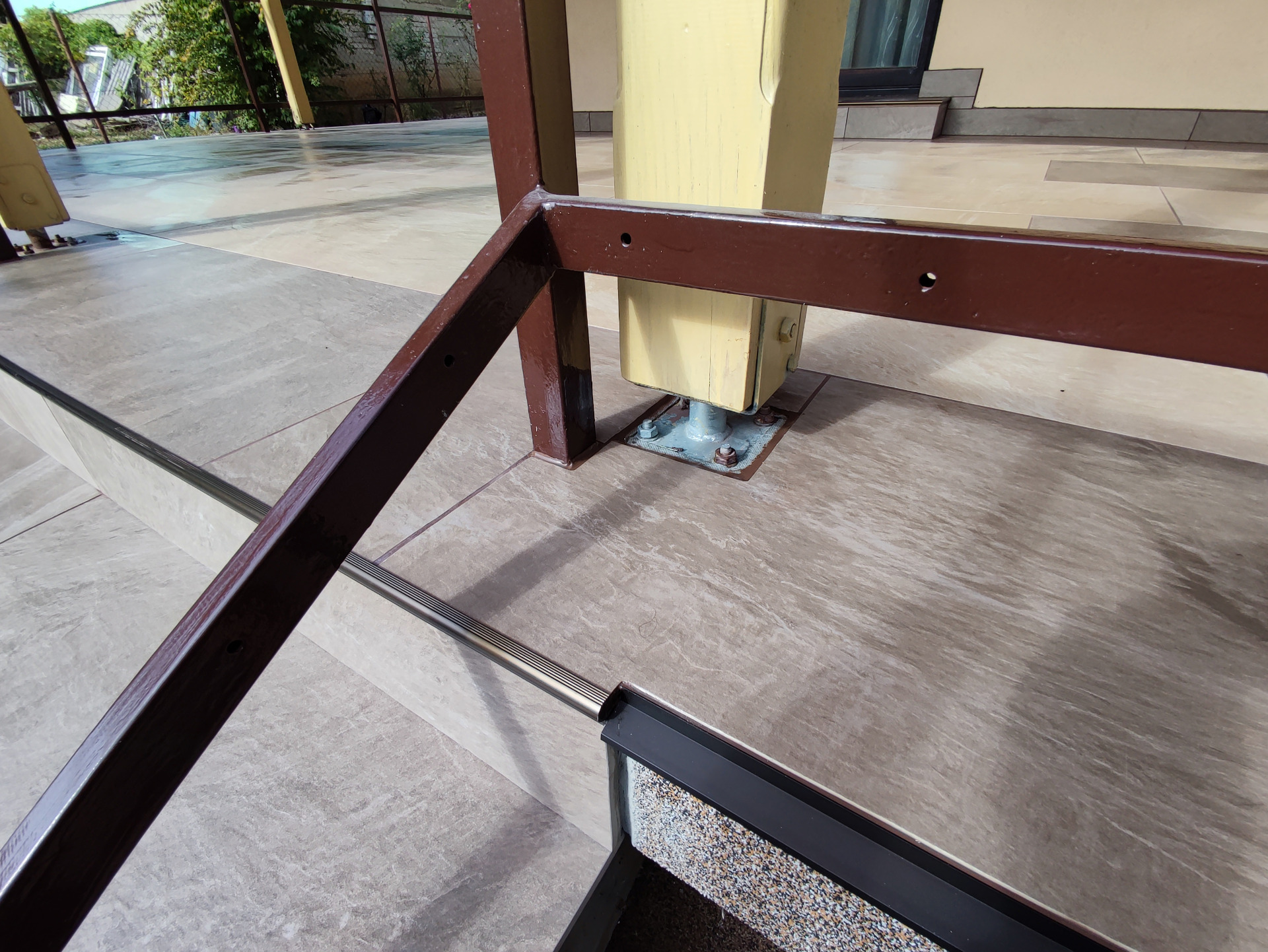 Jó lett volna még egy pár korlátláb...