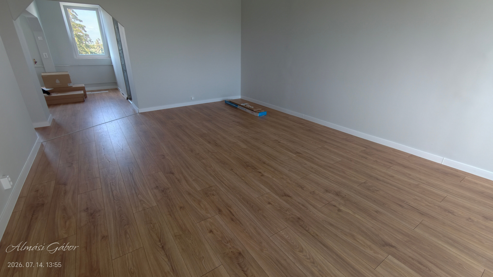 mindenhol kész a laminált fektetés szegőlécezéssel